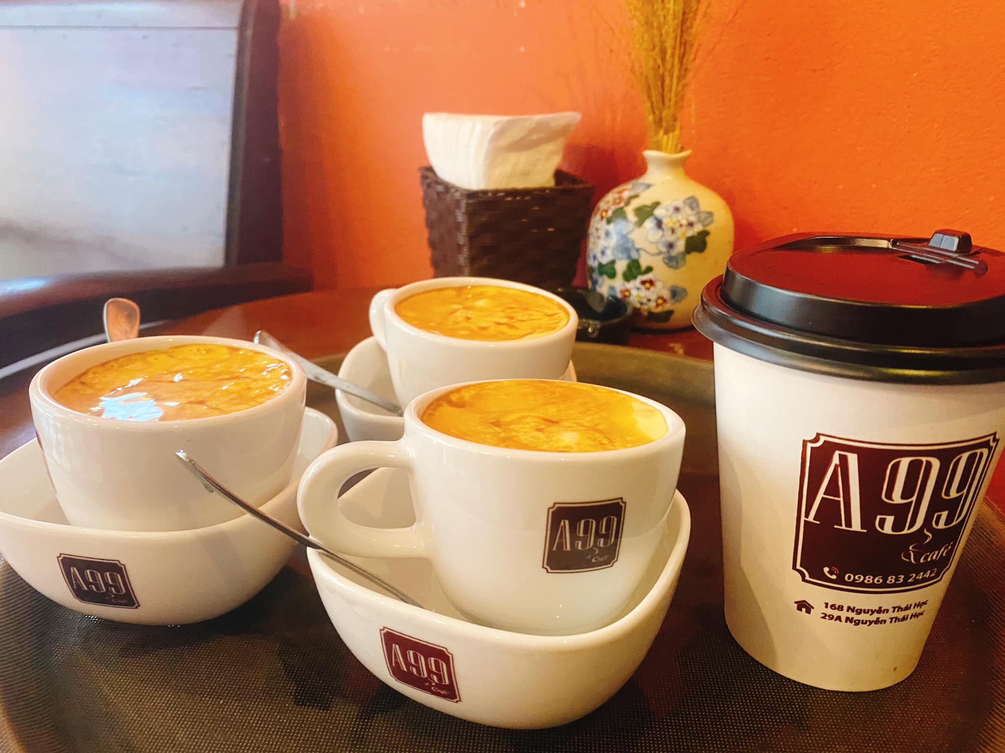 カフェにて甘いエッグコーヒー(一杯)をお楽しみください